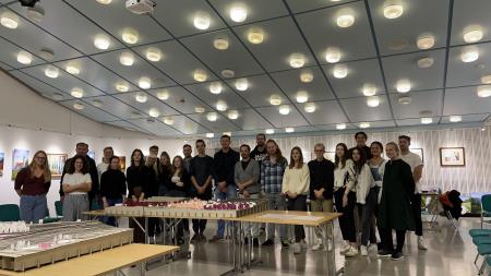 UDELEŽENCI_ MENTORJA IN PREDSTAVNIKI OBČINE NA PREDSTAVITVI